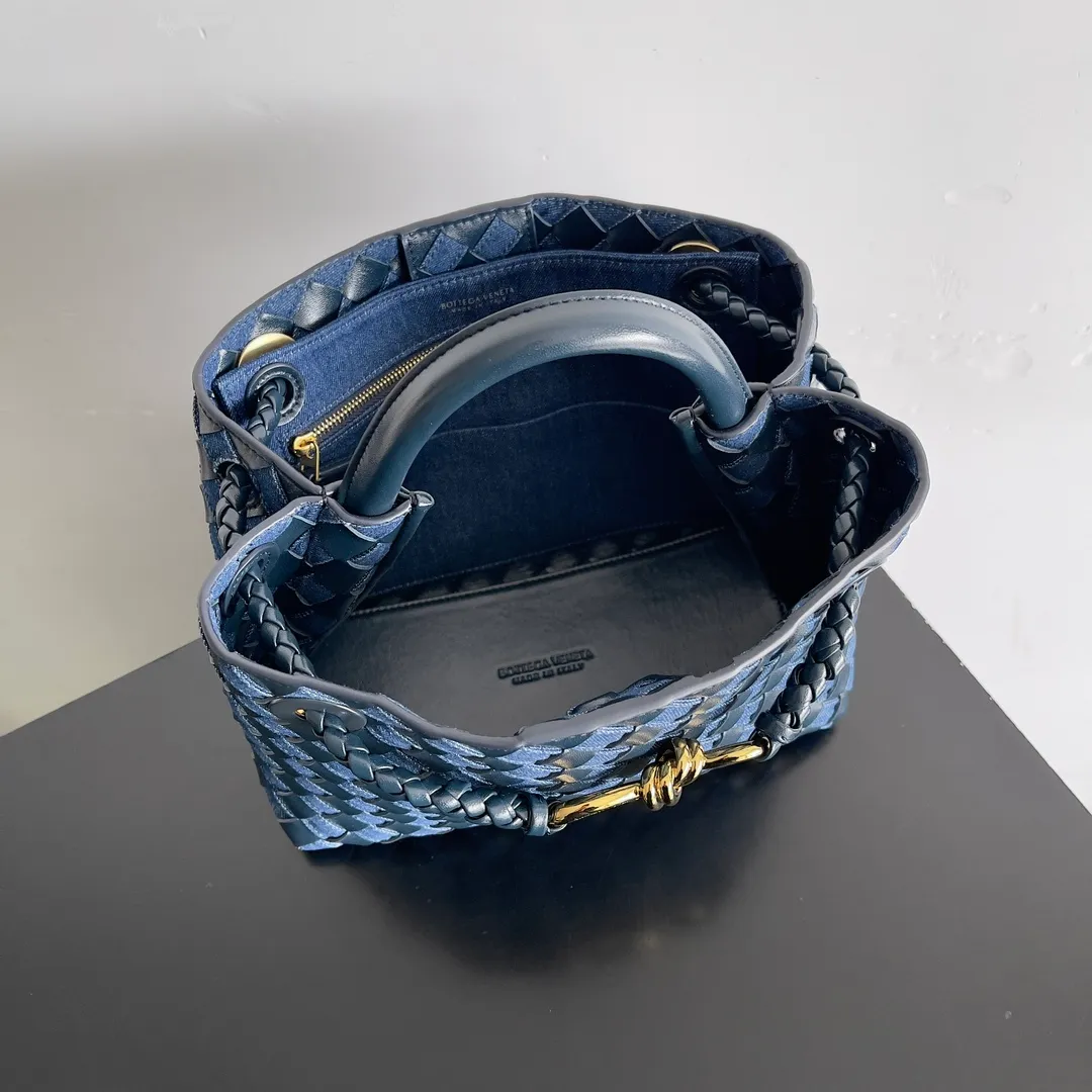 Batch 1960 BOTTEGA VENETA's new ANDIAMO handbag. This denim woven bag perfectly interweaves retro and trendy! Each strand of hand-woven denim carries ingenuity, and the color-blocking design breaks away from the norm. Not only is the capacity impressive, it also adds fun and cuteness, making it easy to hold various styles. Exquisite metal accessories shine on the ruggedness of denim, coexisting toughness and femininity. Denim has its own youthful and energetic attributes, giving people a retro, classic and relaxed and free feeling. During the weaving process of this bag, the denim is hand-woven into the leather through small gaps. The skills are quite exquisite! Not to mention the capacity, it can accommodate an umbrella and a water cup! Style number: 743568 Size: 25*22*10.5cm